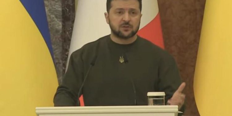 Ucraina, Zelensky: “Berlusconi? Nessuno gli ha mai bombardato casa”