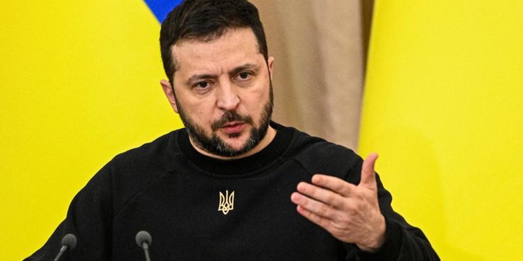 Ucraina, Zelensky: “Servono subito aerei per difesa”