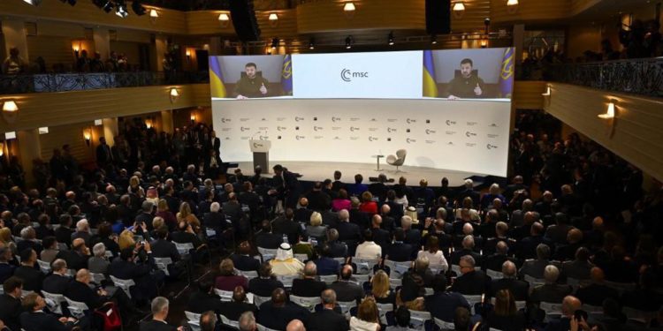 Zelensky: “Vittoria Ucraina e Kiev nella Nato, non ci sono alternative”