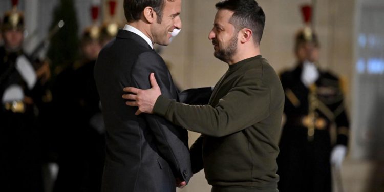 Ucraina, Macron a Zelensky: “Aggressione Russia inaccettabile”