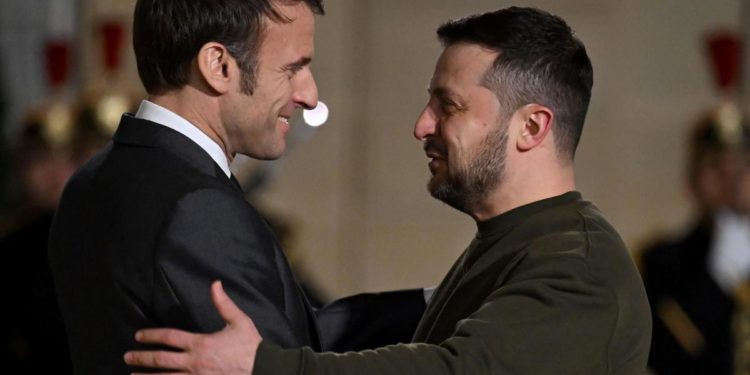 Ucraina, Zelensky e Macron insieme a Bruxelles