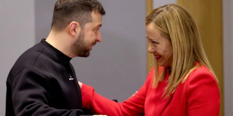 Zelensky all’Eliseo, tensione Italia-Francia. Meloni: “Si mina unità Ue”