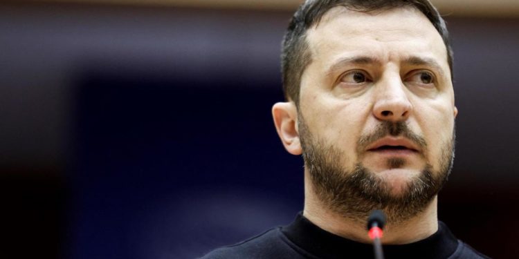 Ucraina, Zelensky: “Da partner più sistemi di difesa aerea e artiglieria”