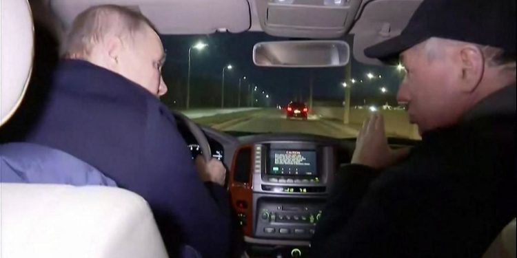 Mariupol, Putin in jeep nella città distrutta: “Colpa dei nazisti”