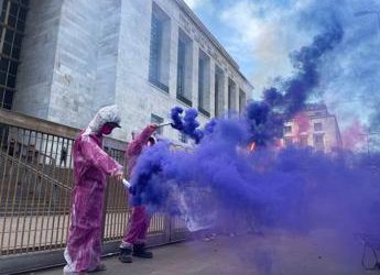 8 Marzo, corteo Milano: blitz con fumogeni al tribunale