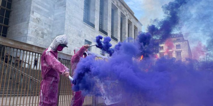 8 Marzo, corteo Milano: blitz con fumogeni al tribunale