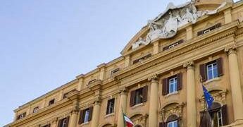 Affitti brevi, banche e tassa sui mini pacchi: cosa cambia in Manovra