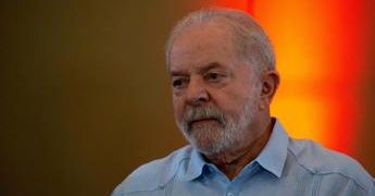 Brasile, Lula ricoverato con la polmonite: rinviato il viaggio in Cina