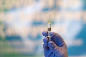 Covid e influenza, vaccinazione a singhiozzo: Regioni in ordine sparso