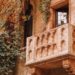 Dal cortile al balcone di Giulietta, l’icona dell’amore attrae 1,5 milioni di turisti l’anno a Verona