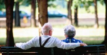 Edward e Annamaria, un amore senza limiti: ogni giorno 10 km a piedi per tenere la mano in Rsa