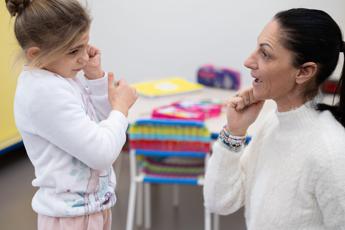 #EroiOgniGiorno, Neri Marcorè e Lega Filo d’oro per bimbi sordociechi