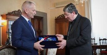 Firenze, il questore Auriemma consegna al cardinale Betori olio di Capaci