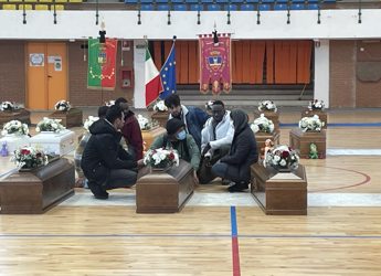 Gli cafisti restano in carcere, il sarcasmo del gip