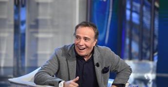 Lazio-Roma, lo sfottò di Montesano: “Il cielo sopra Roma è biancoceleste, Ibanez uno di noi”
