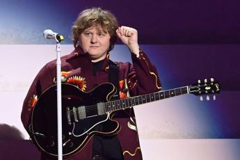 Lewis Capaldi annulla concerto domani 8 marzo a Milano: “Motivi di salute”