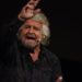 Migranti, Beppe Grillo: “Qualcuno si porrebbe domande prima di soccorrerli se fossero ricchi?”
