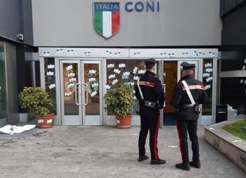 Milano, incursione a sede Coni per protestare contro Olimpiadi
