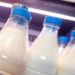 Occhio a vestiti e acqua in bottiglia, i consigli per non assorbire la plastica