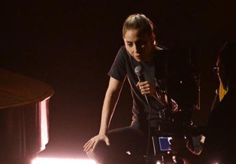 Oscar 2023, lo show di Lady Gaga in jeans e senza trucco – Video