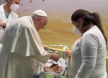Papa Francesco battezza bimbo al Gemelli – Video