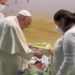 Papa Francesco battezza bimbo al Gemelli – Video