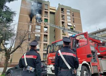 Roma, incendio in appartamento: evacuati condomini