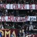 Tifosi della Roma si schierano con Mourinho, ‘panolada’ e striscioni all’Olimpico