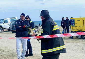 Vigile fuoco lascia rosa su luogo ritrovamento bimbo