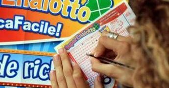 Vince 223 milioni al Superenalotto, la moglie separata non ci sta: “Metà sono i miei”
