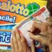 Vince 223 milioni al Superenalotto, la moglie separata non ci sta: “Metà sono i miei”