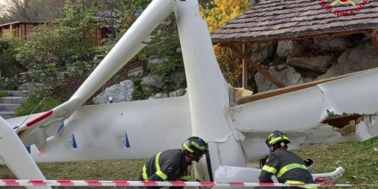 Varese, aliante cade nel giardino di una villa: salvo il pilota