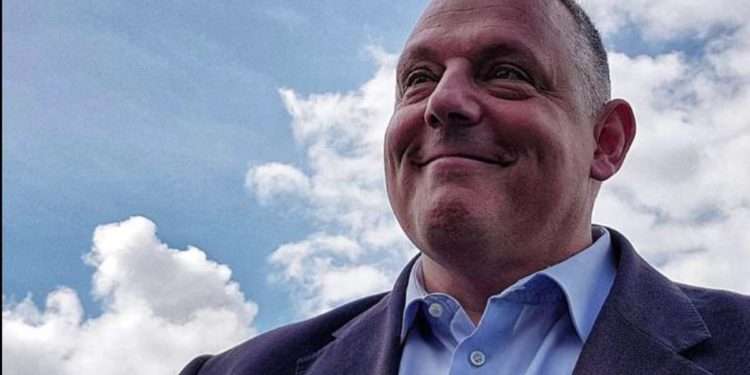 Schlein e fotomontaggio con cavallo, bufera su post sindaco Grosseto