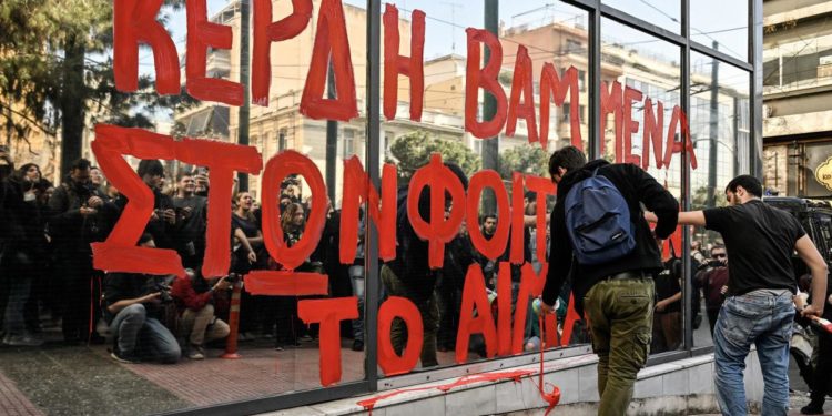 Scontro treni Grecia, caos e violenze durante le proteste