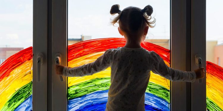“Coppie gay spacciano bambini per loro figli”, Roccella: “Rampelli dice verità”