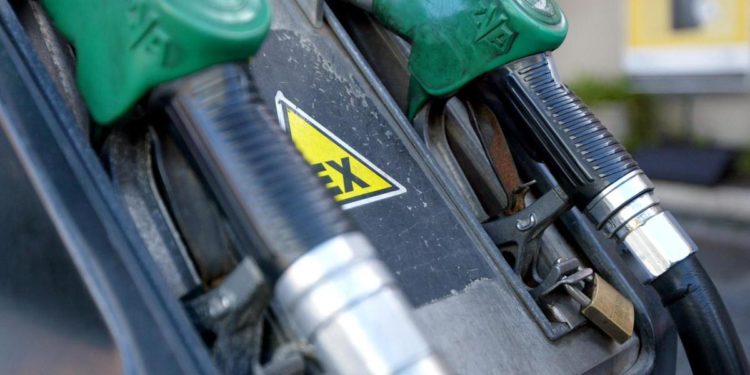 Prezzi carburante: benzina in rialzo, gasolio in calo