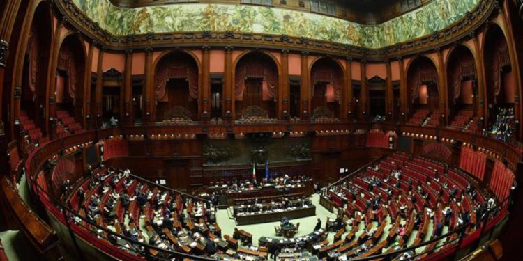 Meloni alla Camera: Pd attacca su migranti, attesa per faccia a faccia con Conte