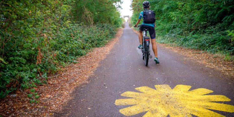 Cicloturismo, è boom in Italia: 9 mln di presenze nel 2022, il doppio del 2019, un giro d’affari di 4 mld