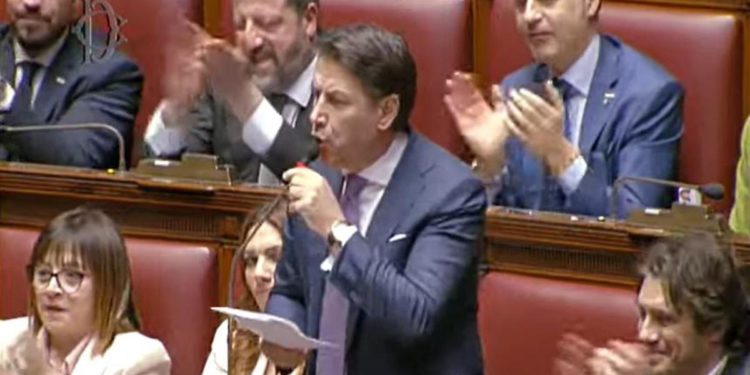 Conte a Meloni: “Denuncio vostra grave inadeguatezza”