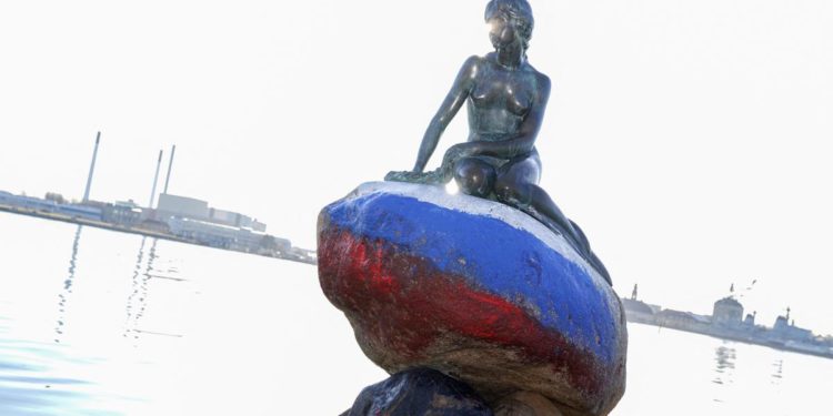 Sirenetta Copenhagen vandalizzata con colori bandiera Russia