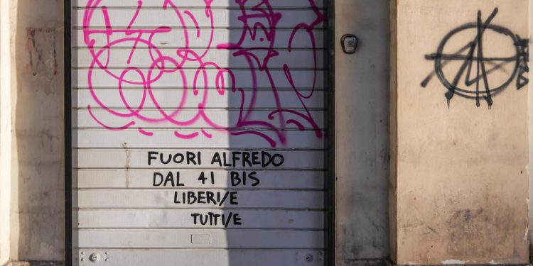 Cospito, distributori sigarette hackerati: su display frase ‘Fuori Alfredo dal 41 bis”