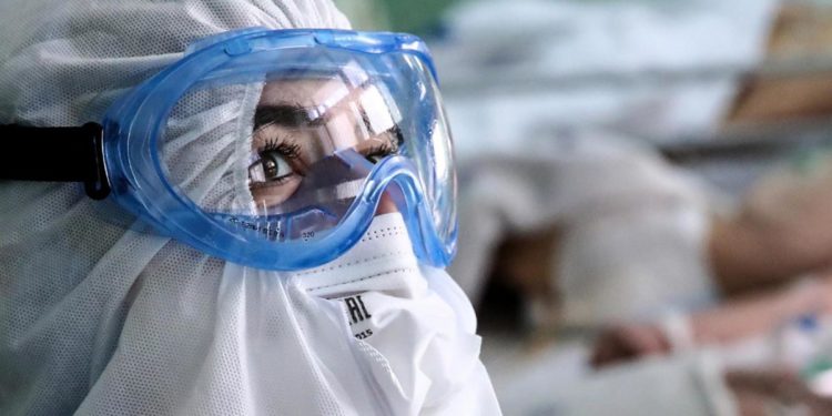 Covid oggi Italia, incidenza stabile e Rt in lieve calo: report Iss