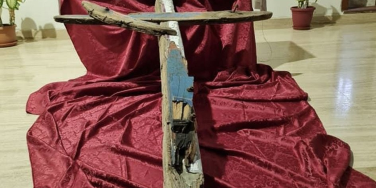 Prete realizza croce con legno barca naufragata