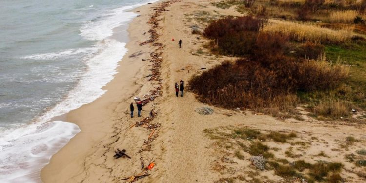 Naufragio Crotone, trovato un altro corpo: le vittime sono 80
