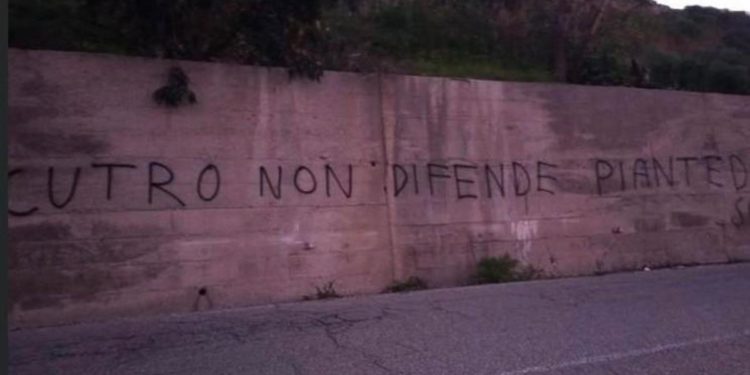 Naufragio migranti, a Cutro scritte contro Governo nel giorno del Cdm