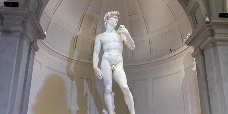 Licenziata in Usa per aver mostrato il David, Firenze la premia