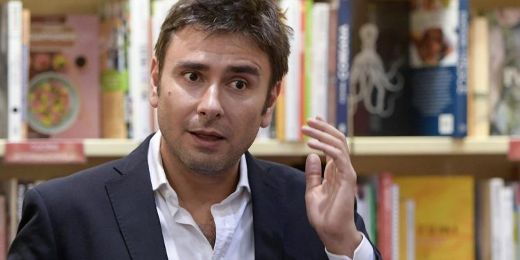 Reddito cittadinanza, Di Battista: “Tagliato e rinominato per fare cassa”