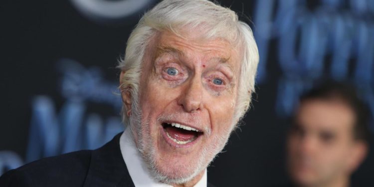 Dick Van Dyke, incidente d’auto per l’attore 97enne