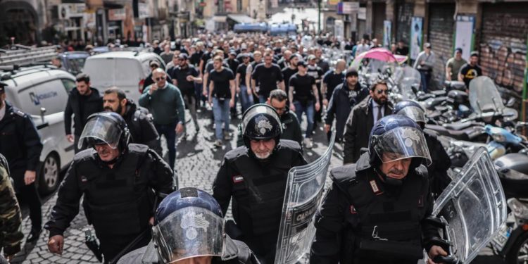 Napoli-Eintracht, tifosi tedeschi in città: tensione e corteo – Video