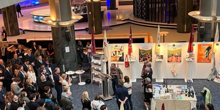 L’Eroica porta le strade bianche in bici d’epoca al Parlamento Ue